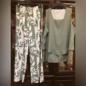 2 Piece Set Green and White Leaf Print.🍃